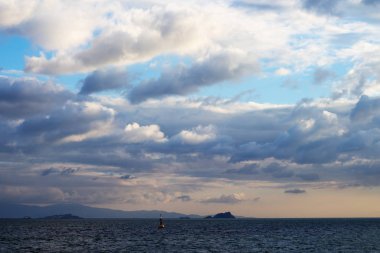 İstanbul adaları üzerinde güzel dramatik bulutlar ile mavi gökyüzü