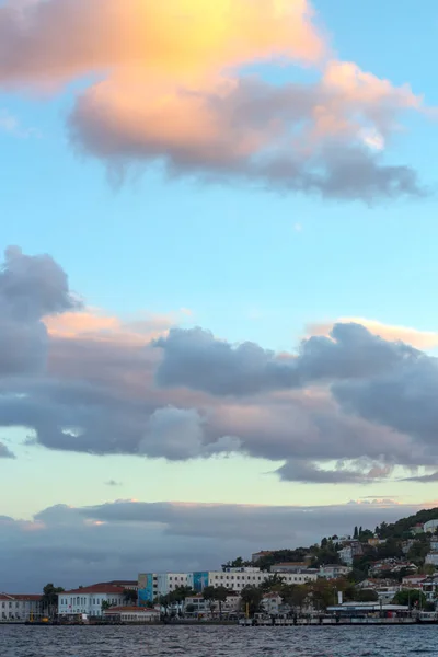 Красочные Закат Неба Красивыми Облаками Над Istanbul Островами — стоковое фото