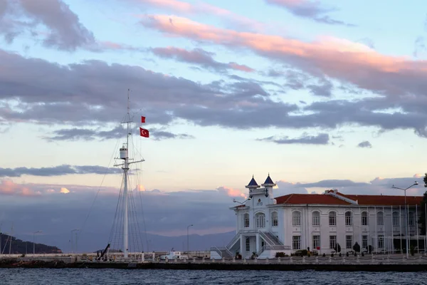 İstanbul adaları üzerinde güzel bulutlar ile renkli günbatımı gökyüzü
