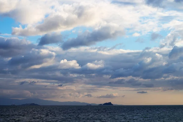 蓝天与美丽的戏剧性的云在伊斯坦布尔群岛上 — 图库照片