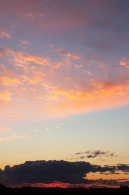 Renkli bulutlar ile dramatik günbatımı gökyüzü