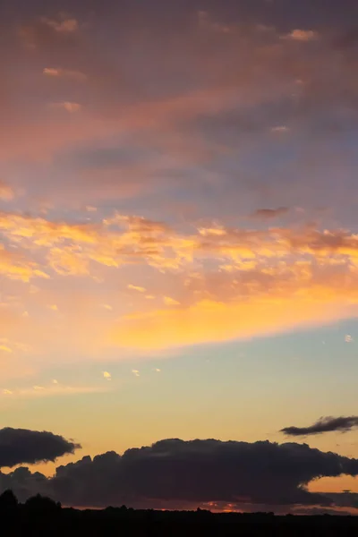 Dramatisk Solnedgångs Himmel Med Färgglada Moln — Stockfoto