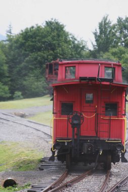 Parlak kırmızı vagon raylarda