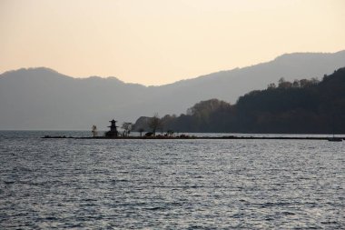 Gölde gün batımı