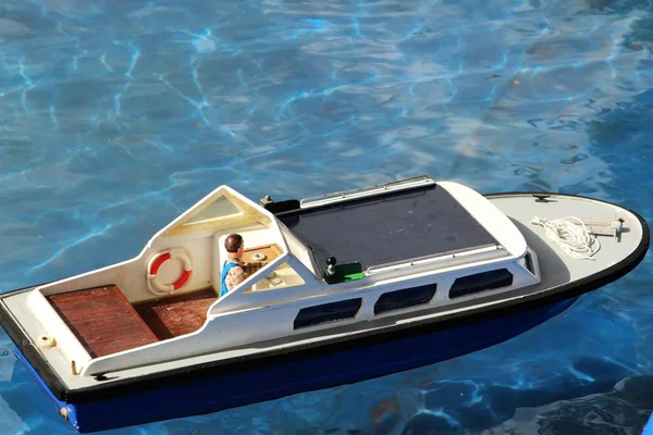 Flutuante Barco Modelo Brinquedo — Fotografia de Stock