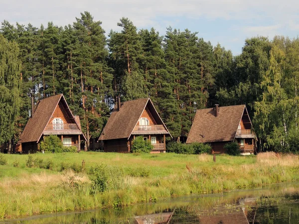 湖滨的木制房屋 — 图库照片