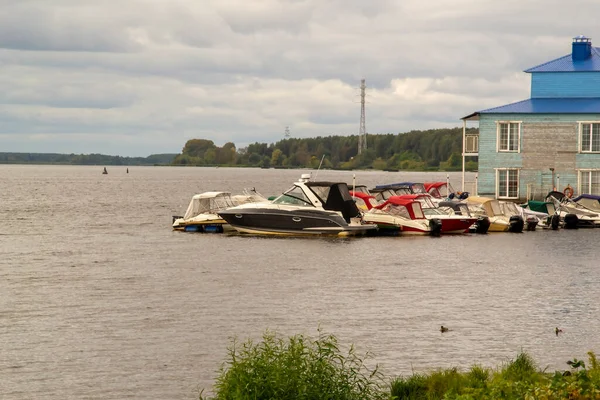 Volga Nehri 'ndeki rıhtımda tekneler