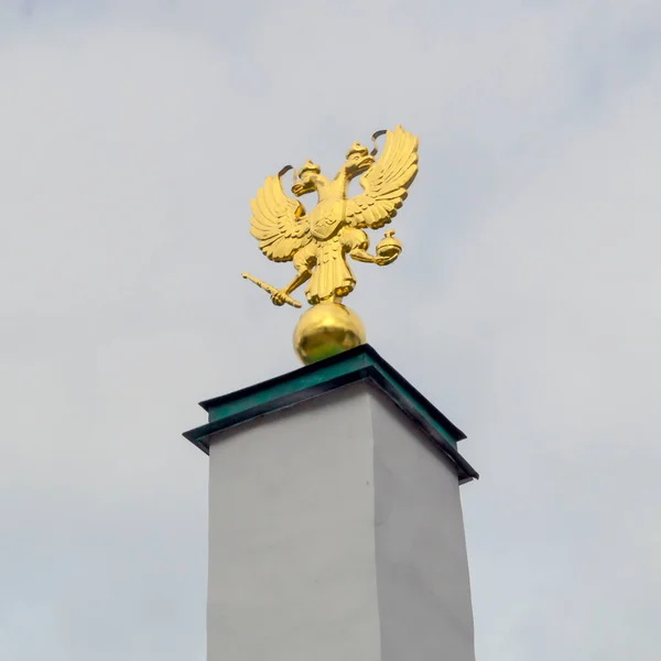 Золотой Двуглавый Орёл Пьедестале — стоковое фото