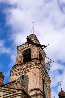 Terk edilmiş bir Hıristiyan Kilisesi çan kulesi