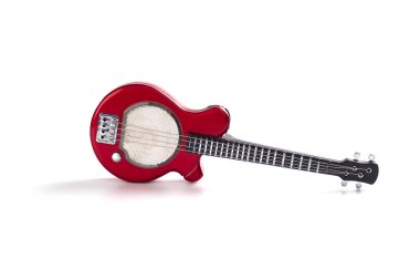 Beyaz arka plan üzerinde izole küçük kırmızı bas gitar bebek boyutları