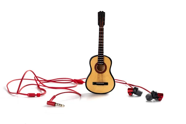 Concepto guitarra acústica y auriculares como plantilla para música d —  Fotos de Stock