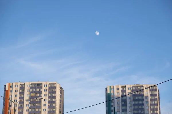 Conceito da paisagem urbana. Casas altas no fundo de — Fotografia de Stock