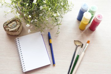 Not Defteri, boya, çiçek ve kalemleri ahşap tablo