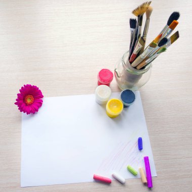 Ahşap masa kağıt, fırça ve kurşun kalem malzeme