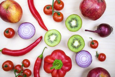 Çiğ kırmızı sebze ve meyve ile Malzemeler