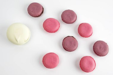 Beyaz arka planda tatlı renkli makaronlar.