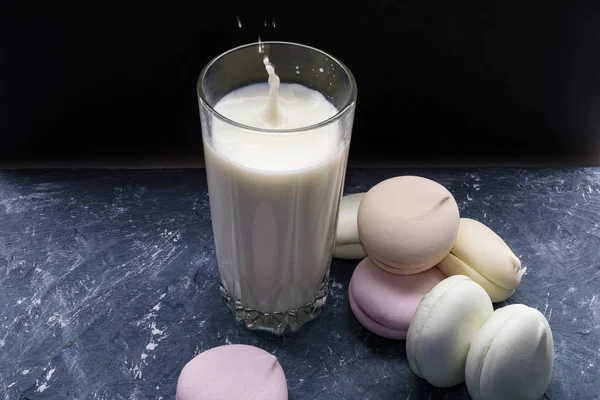 Marshmallow a mléko v tmavém klíči — Stock fotografie