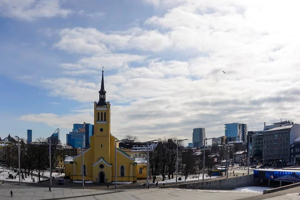 Urban landscape. Church of the Holy spirit in Tallinn. Spring in — Stock Photo, Image