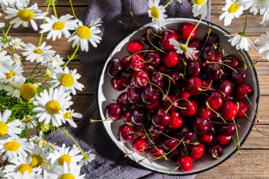 Kavram kiraz hasat ve bir rustik s olarak yabani çiçekler buket