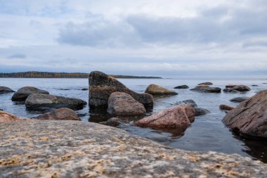 Büyük kayalar soğuk kuzey gölüne karşı
