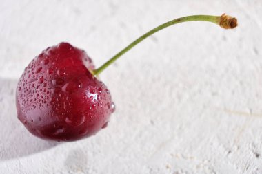 Taze kırmızı sulu vişneli makro ve su damlaları. Bir