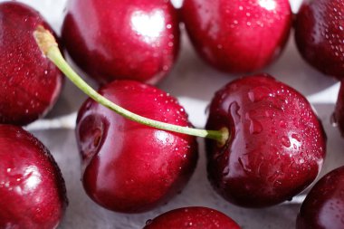 Taze kırmızı sulu vişneli makro ve su damlaları.