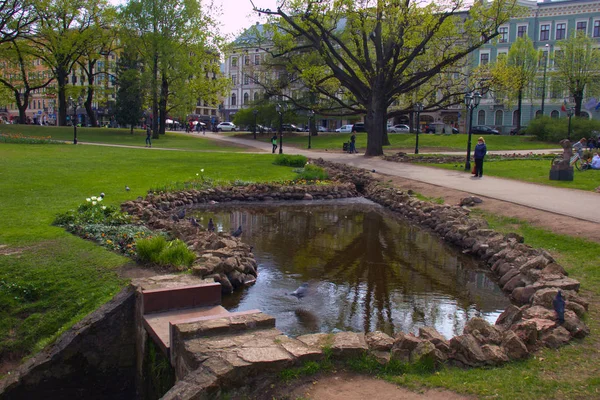 İlkbaharda Riga Parkı, Letonya, Avrupa