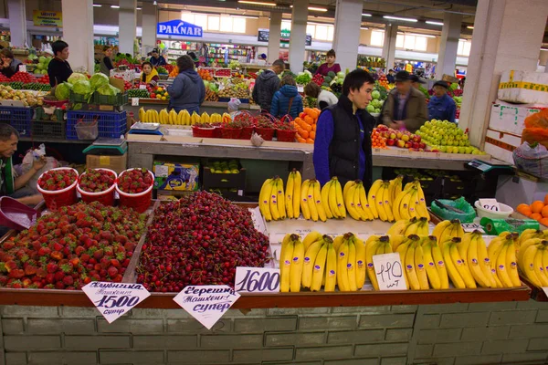 Almat, Kazakistan - 2 Mayıs 2019: Şehir merkezi pazarı