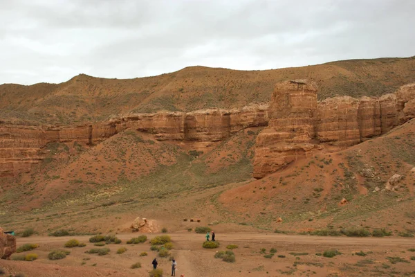 Cañón de Sharyn, Kazajstán - 3 de mayo de 2019: Caminata por el cañón —  Fotos de Stock