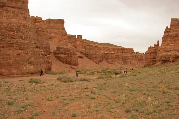 Cañón de Sharyn, Kazajstán - 3 de mayo de 2019: Caminata por el cañón —  Fotos de Stock