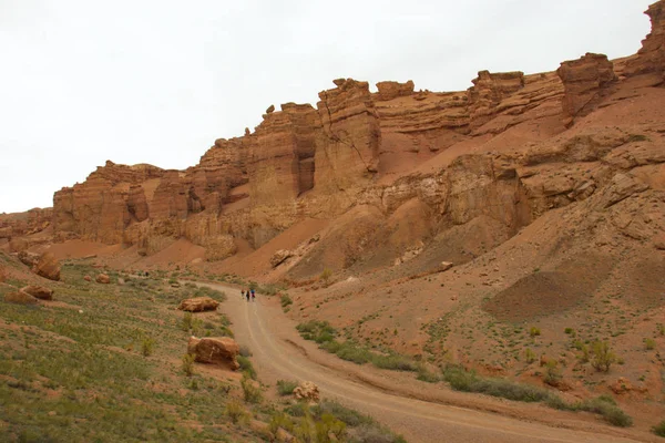 Cañón de Sharyn, Kazajstán - 3 de mayo de 2019: Caminata por el cañón —  Fotos de Stock