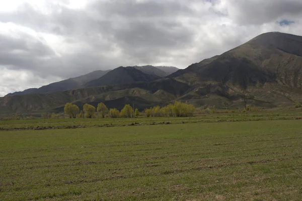 Vista de la montaña de Kirguistán desde la aldea de Grigorievka cerca del lago Issyk-Kul — Foto de Stock