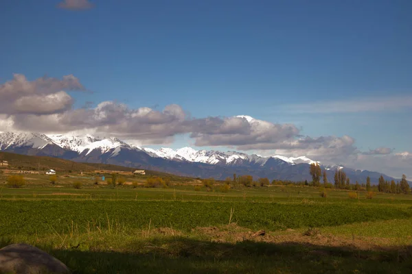 Issyk-Kul gölü yakınlarındaki Grigorievka köyünden Kırgızistan'ın dağ manzarası