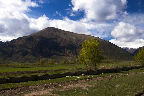Vista de la montaña de Kirguistán desde la aldea de Grigorievka cerca del lago Issyk-Kul — Foto de Stock