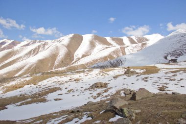 Kırgızistan'ın dağ manzaraları. Dağlarda bahar.