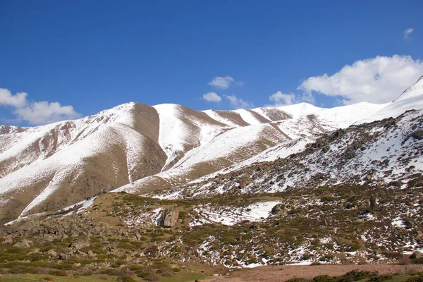 Paisajes de montaña de Kirguistán. Primavera en las montañas . — Foto de Stock