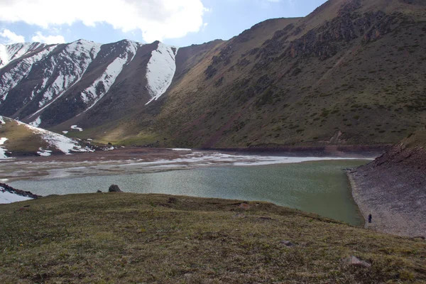 Paisajes de montaña de Kirguistán. Lago Kor-Tor. Kirguistán naturaleza . — Foto de Stock