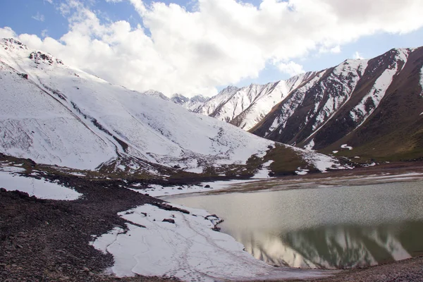Kirgizisztán hegyvidéki tájai. Kor-Tor tó. Kirgizisztán természet. — Stock Fotó