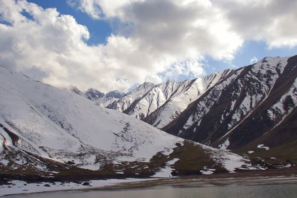 Paisagens montanhosas do Quirguistão. Lago Kor-Tor. Quirguizistão natureza . — Fotografia de Stock