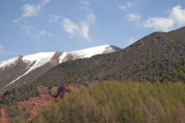 Kırgızistan'ın dağ manzaraları. Dağlarda bahar.