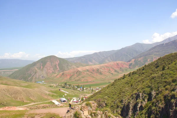 Bergslandskap i Kirgizistan. Vår i fjällen. — Stockfoto