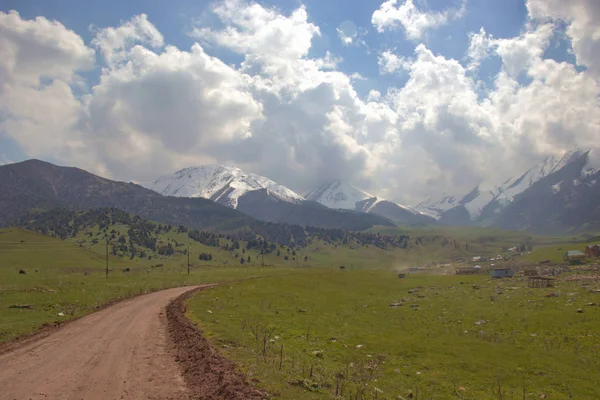 Ορεινά τοπία του Κιργιζιστάν. Η άνοιξη στα βουνά. — Φωτογραφία Αρχείου