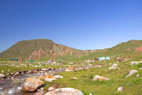 Paisajes de montaña de Kirguistán. Primavera en las montañas . — Foto de Stock