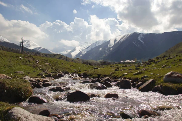 Paisagens montanhosas do Quirguistão. Primavera nas montanhas . — Fotografia de Stock