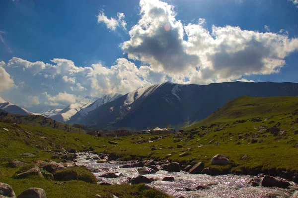 Kirgizisztán hegyvidéki tájai. Tavasszal a hegyekben. — Stock Fotó