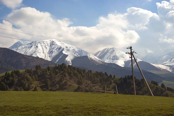 Paisagens montanhosas do Quirguistão. Primavera nas montanhas . — Fotografia de Stock