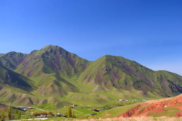 Paisajes de montaña de Kirguistán. Primavera en las montañas . — Foto de Stock