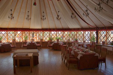 Supara Chunkurchak, Kırgızistan - 8 Mayıs 2019 Turist için yapılmış tipik köy.