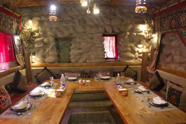 Kök-Jar, Kırgızistan - 8 Mayıs 2019 Yerel köy turistik cazibe olarak yapıldı