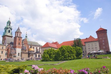 Krakow, Polonya -1 Haziran 2019 Wawel kalesi. Kale alanı içinde bahçeden görünümü.